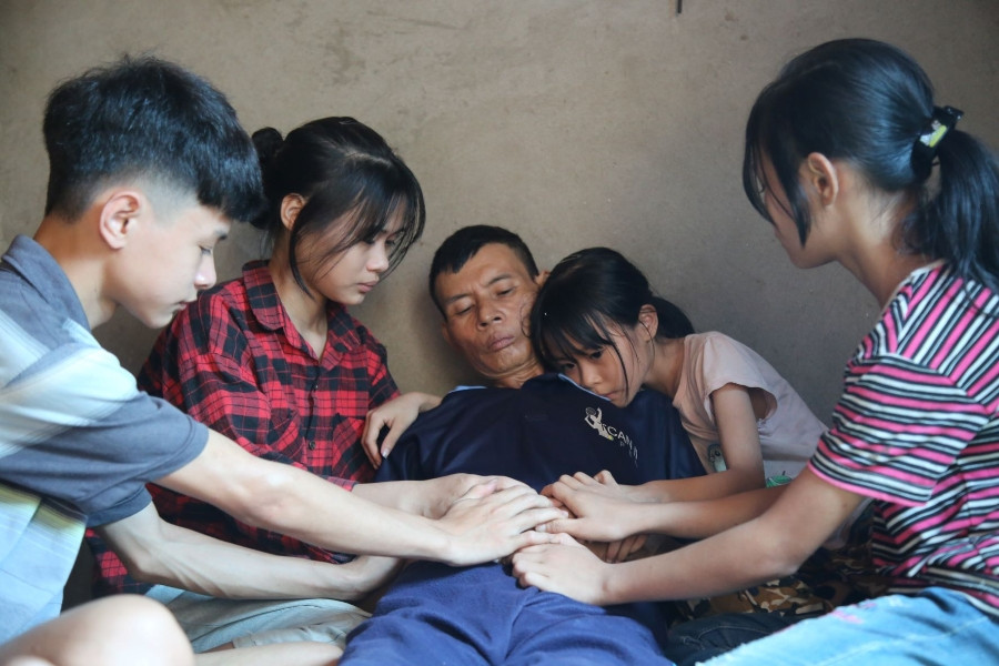 Bố mắc bệnh hiểm, bốn đứa trẻ nhà nghèo khóc nấc cầu xin sự giúp đỡ