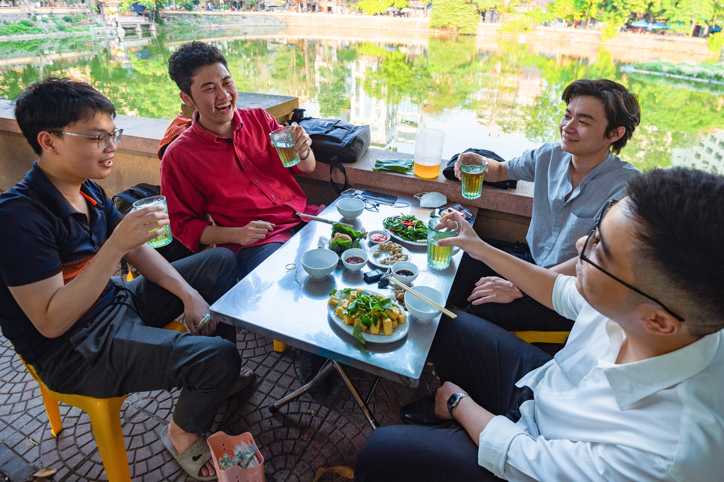 ha noi,  hang an,  bia hoi dat khach anh 3