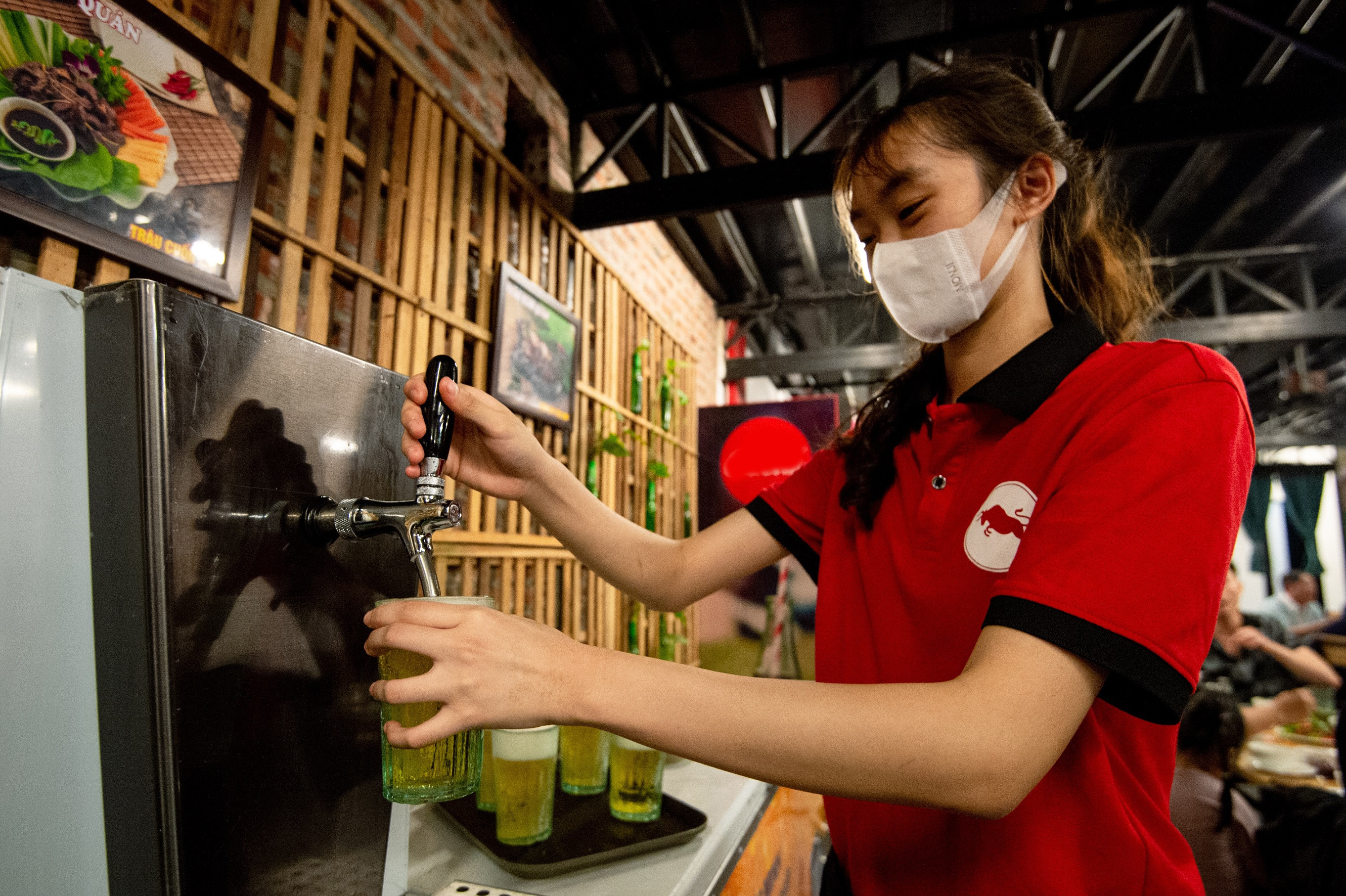 ha noi,  hang an,  bia hoi dat khach anh 8