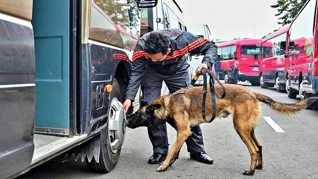 Cận cảnh quá trình rà soát chất nổ trên xe phục vụ Đại hội XIII