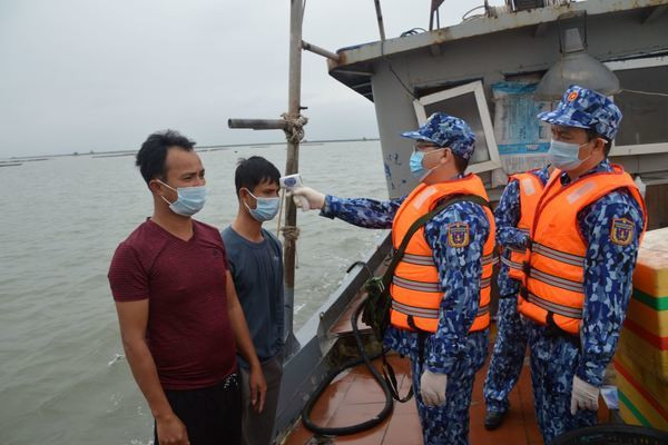 Cảnh sát biển hỗ trợ ngư dân phòng chống dịch COVID-19