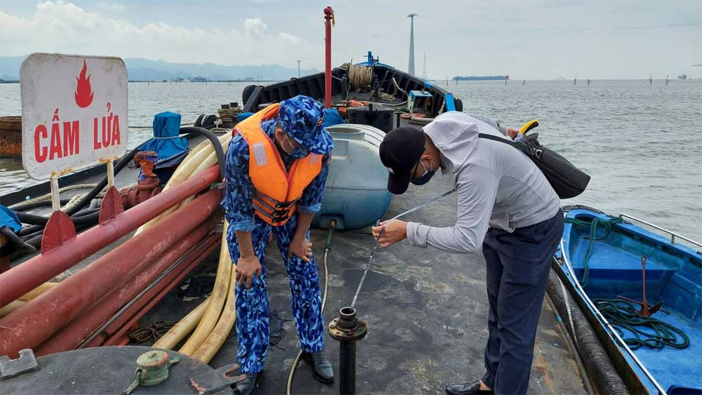 Cảnh sát biển tạm giữ 15.000 lít dầu DO không rõ nguồn gốc