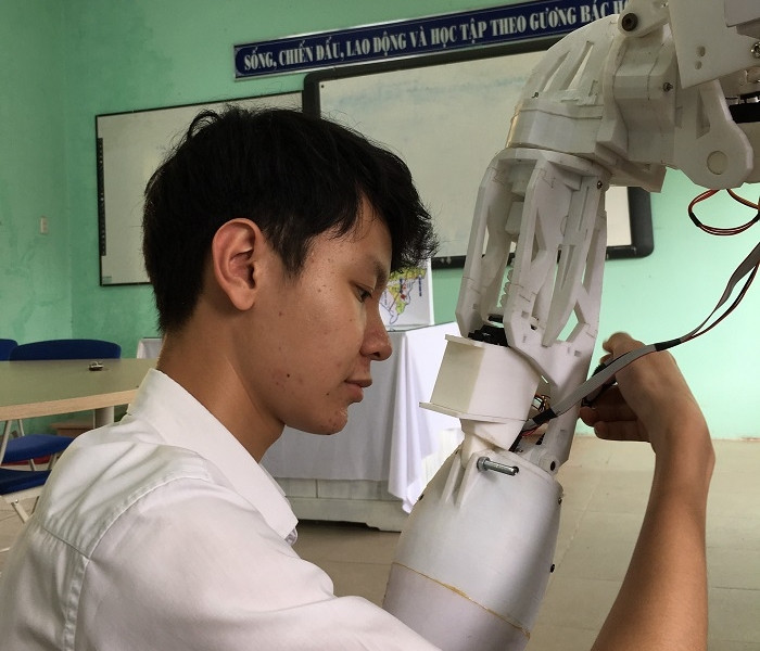 Cánh tay robot sử dụng công nghệ AI của học sinh trường làng