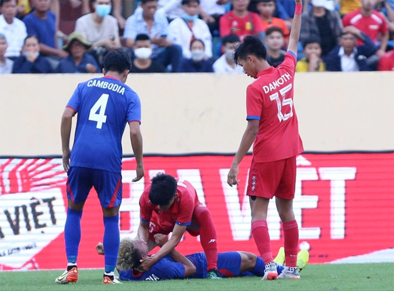 Cầu thủ U23 Lào cứu đối thủ nuốt lưỡi