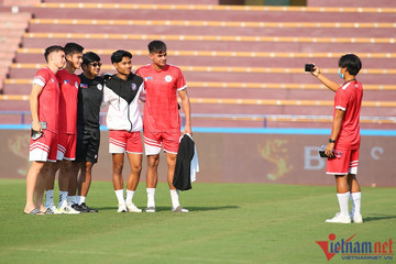 Cầu thủ U23 Philippines mải mê selfie ở sân Việt Trì