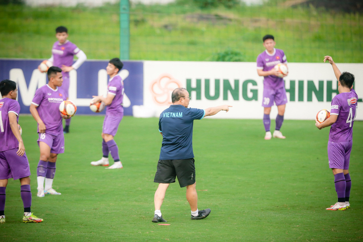 CĐV Việt Nam trải chiếu, đặt ghế giữ chỗ từ 12h đêm, đội mưa rét chờ mua vé xem AFF Cup