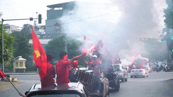 CĐV đi trăm cây số, đốt pháo sáng khắp Việt Trì cổ vũ U23 Việt Nam đấu Indonesia