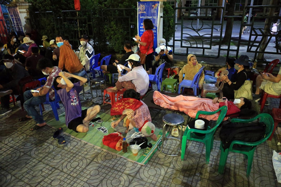 Fans sleep overnight, queuing to buy tickets to watch U23 Vietnam