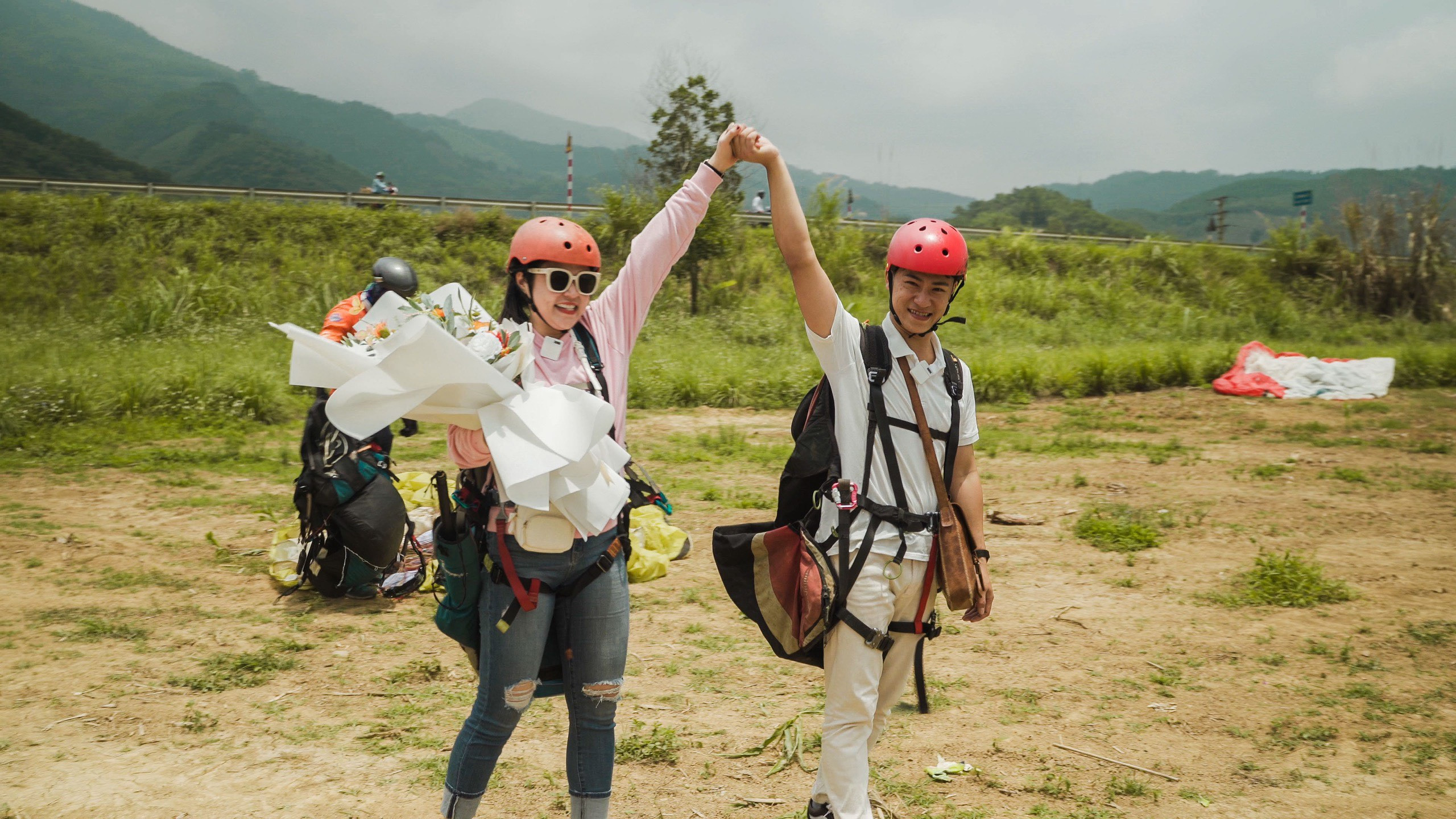 Chàng trai Quảng Trị căng băng rôn ở độ cao 1000m, bay dù cầu hôn bạn gái - 6