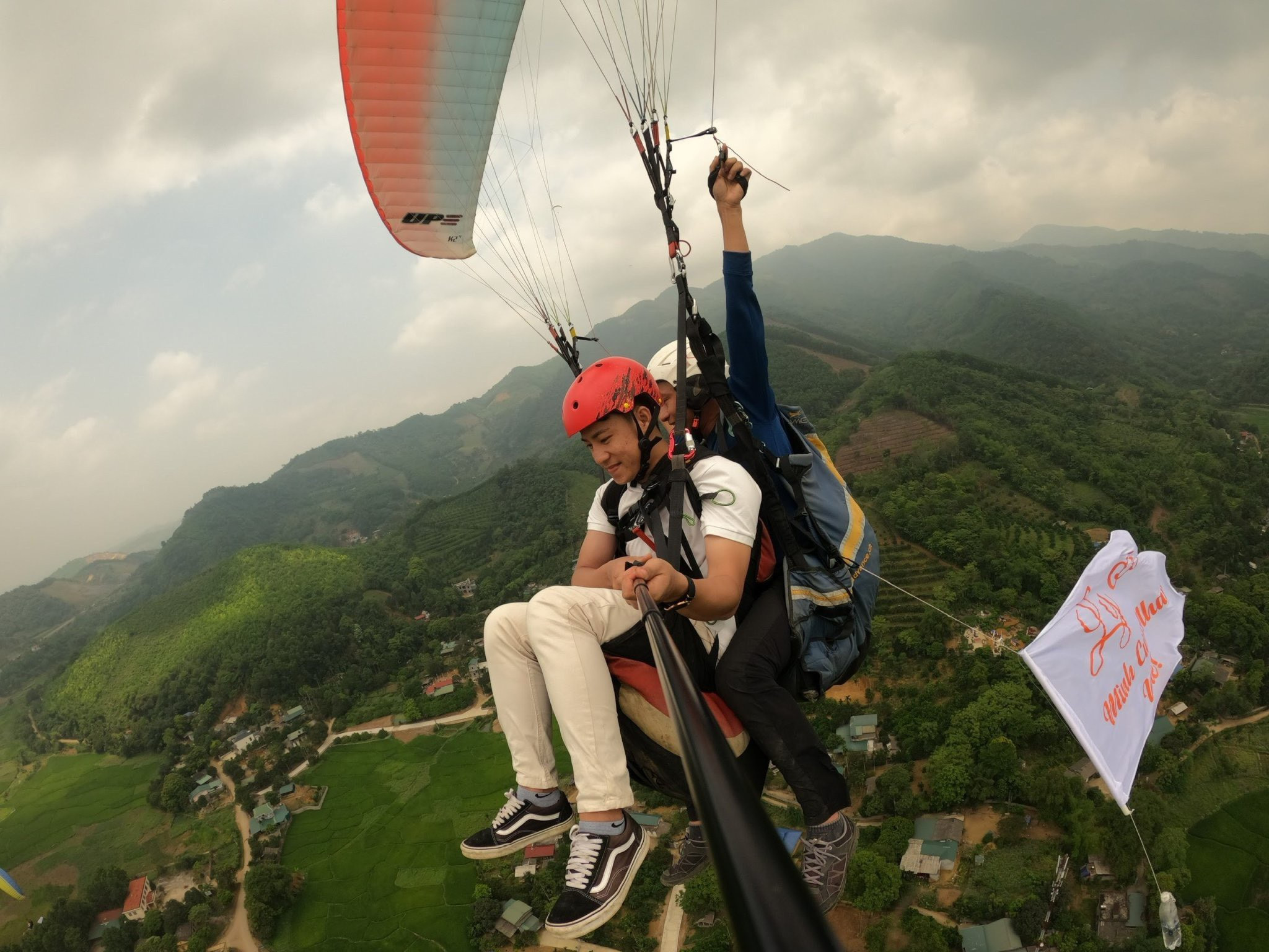 Chàng trai Quảng Trị căng băng rôn ở độ cao 1000m, bay dù cầu hôn bạn gái - 4