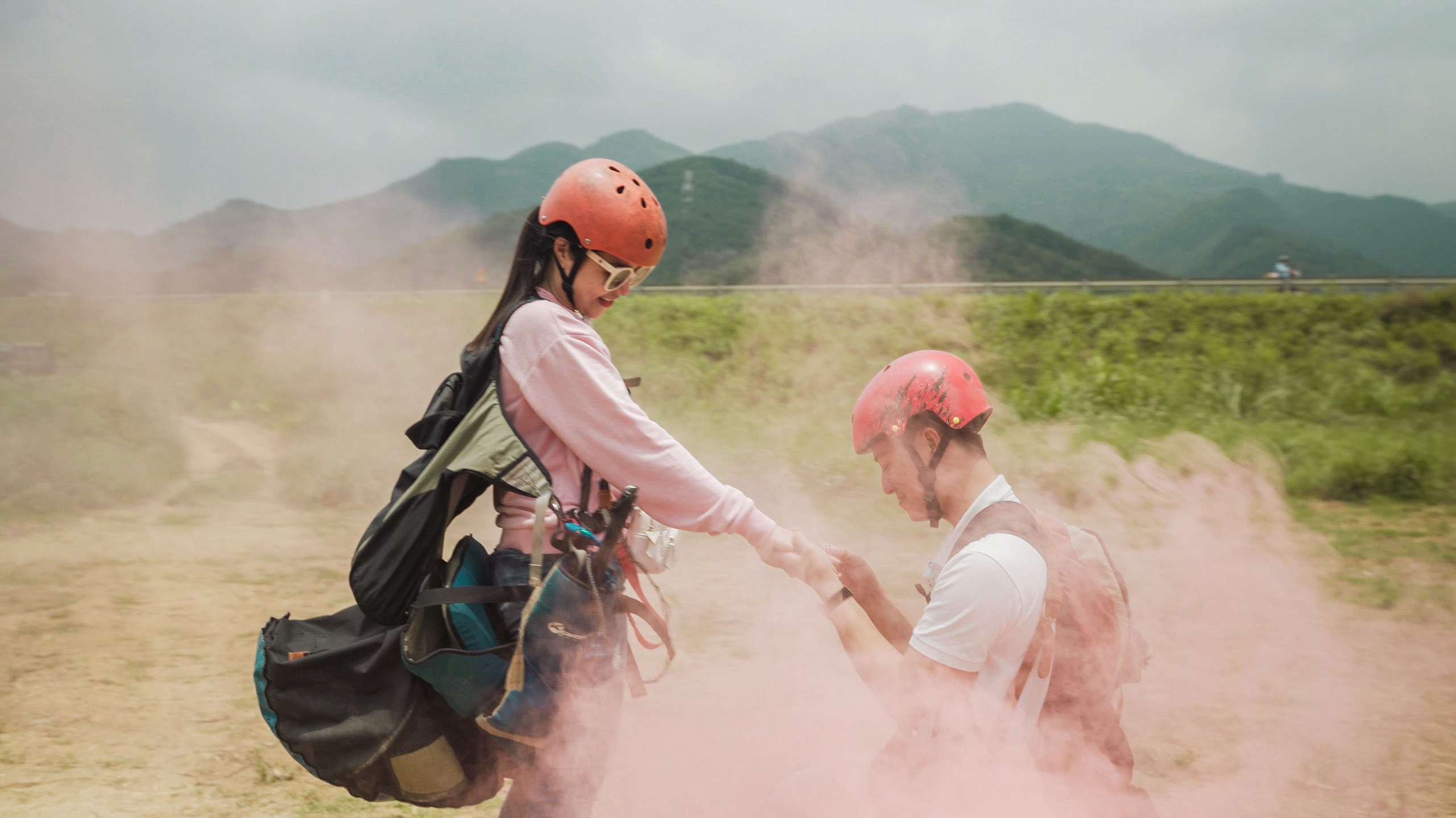 Chàng trai Quảng Trị căng băng rôn ở độ cao 1000m, bay dù cầu hôn bạn gái - 1