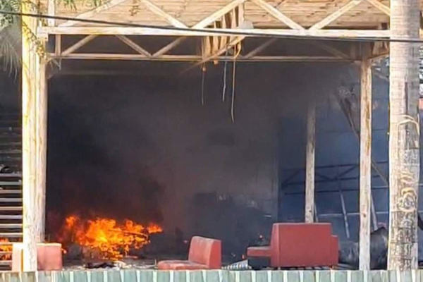 Cháy lớn trong Cung văn hoá thiếu nhi Hải Phòng, cột khói bốc cao trăm mét