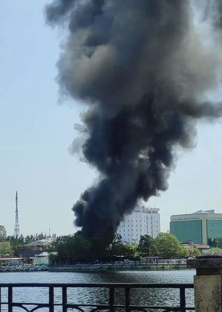 Cháy lớn trong Cung văn hoá thiếu nhi Hải Phòng, cột khói bốc cao trăm mét