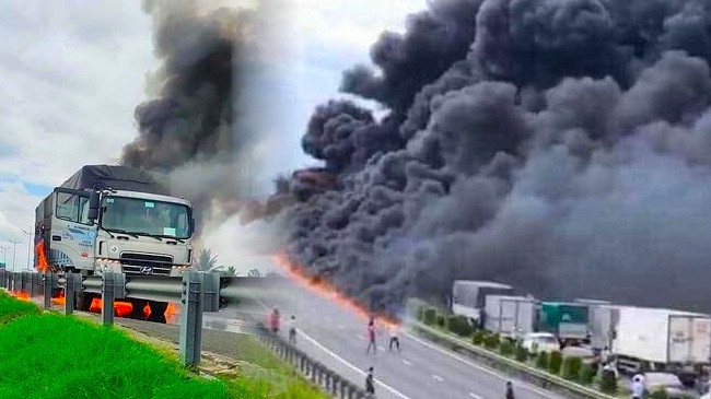 Xe khách cháy ngùn ngụt trên cao tốc Trung Lương
