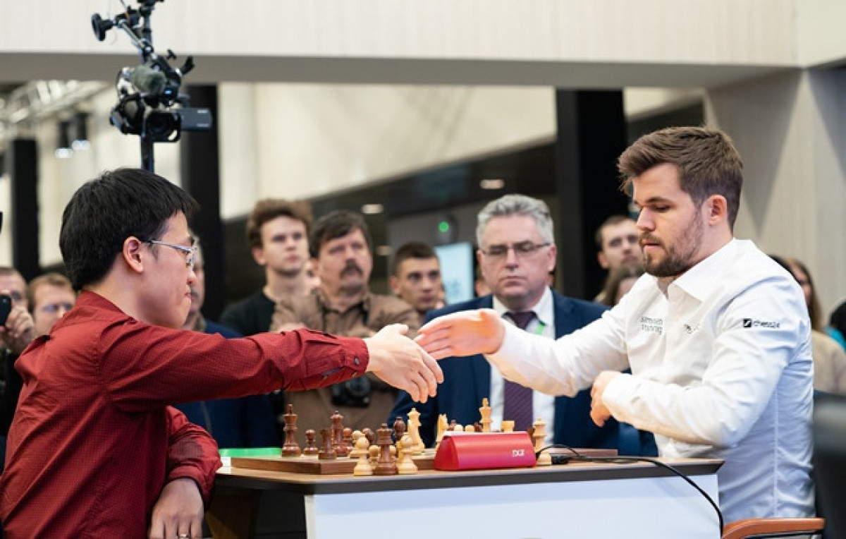 Le Quang Liem (left) secures a historic victory over Magnus Carlsen at the Oslo Esports Cup. (Photo: FIDE)