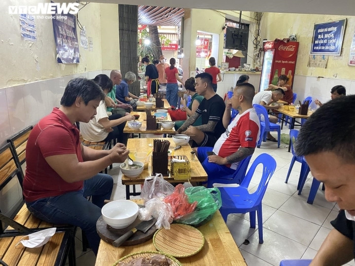 Chỉ mở buổi sáng, quán phở 70 tuổi vẫn bán hết veo hơn 300 bát