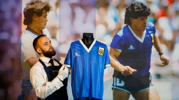 Chiếc áo ‘Bàn tay của Chúa’ của Maradona được bán với giá kỷ lục