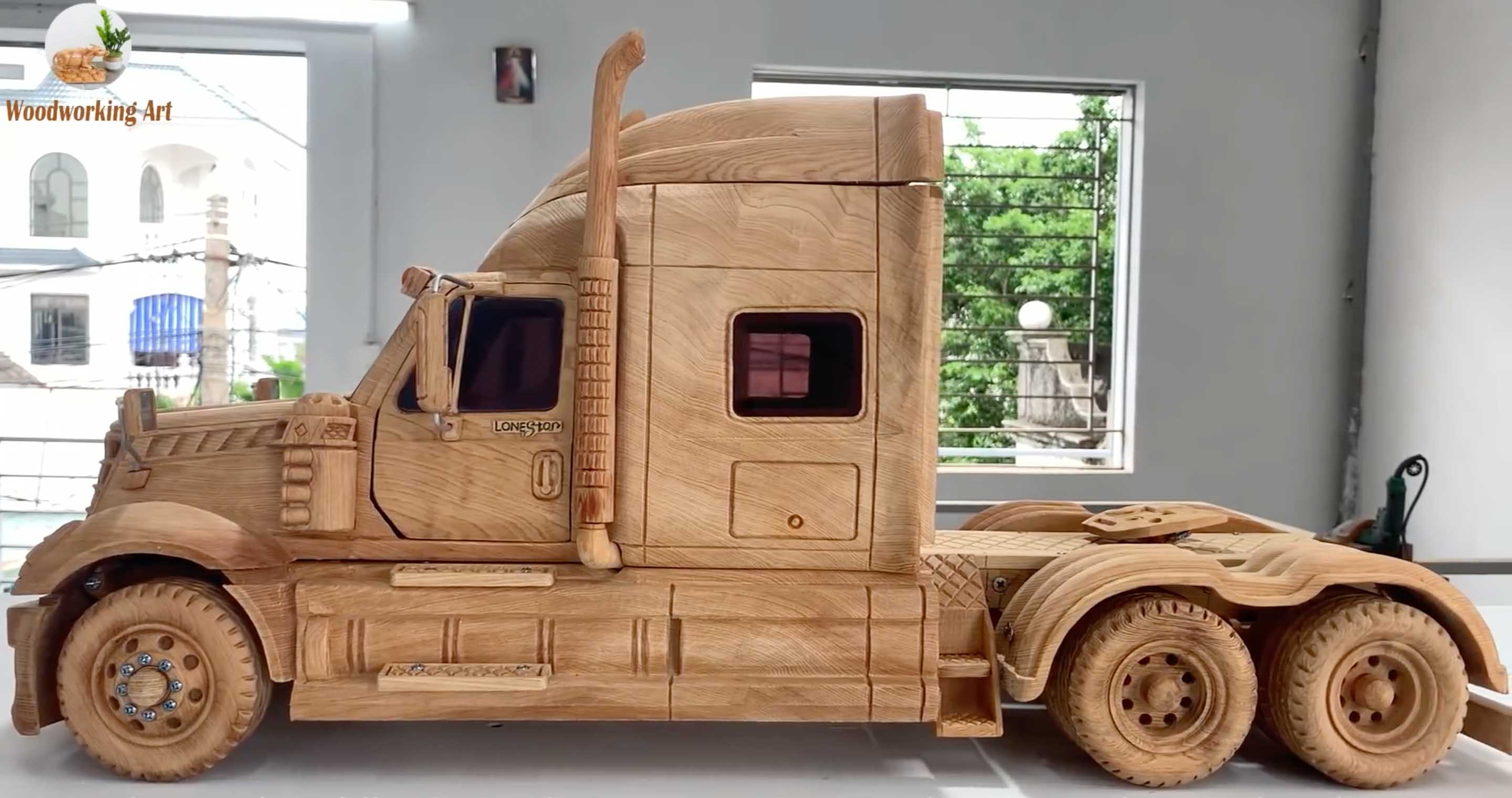 Thợ Việt làm xe đầu kéo Mỹ từ gỗ lên báo nước ngoài