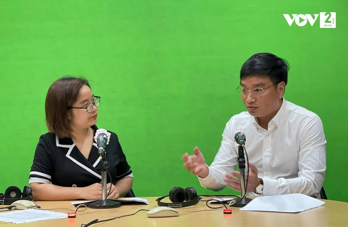 Luật sư Trần Tuấn Anh (Công ty Luật Minh Bạch) trao đổi với BTV VOV2