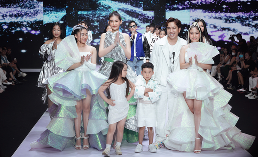 Children's fashion show broadcasts messages on protection of children ảnh 1