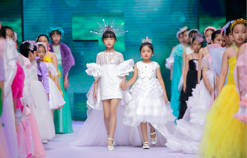 Children's fashion show broadcasts messages on protection of children ảnh 7