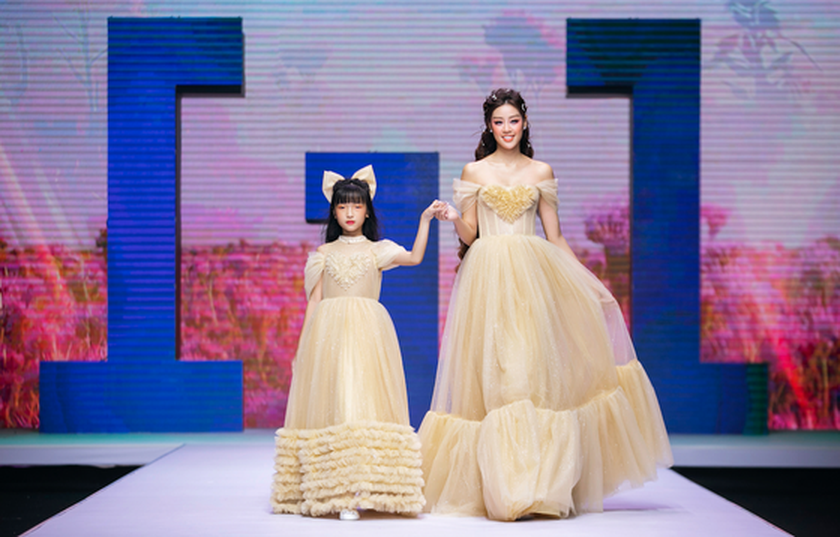 Children's fashion show broadcasts messages on protection of children ảnh 5