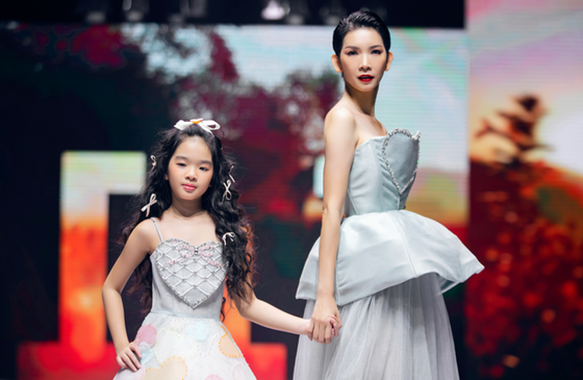 Children's fashion show broadcasts messages on protection of children ảnh 13