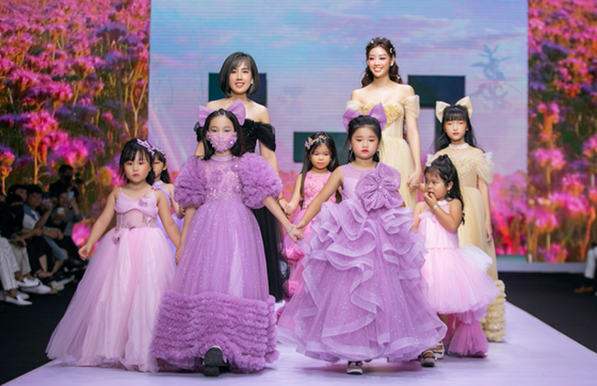 Children's fashion show broadcasts messages on protection of children ảnh 4