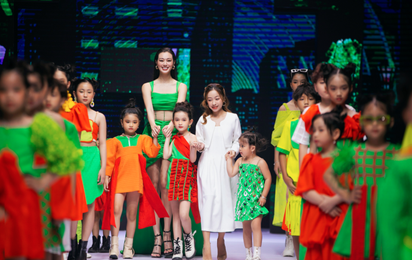 Children's fashion show broadcasts messages on protection of children ảnh 8