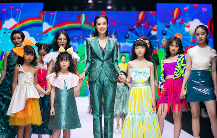 Children's fashion show broadcasts messages on protection of children ảnh 9