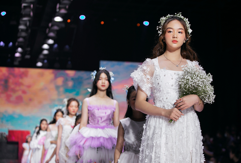 Children's fashion show broadcasts messages on protection of children ảnh 3