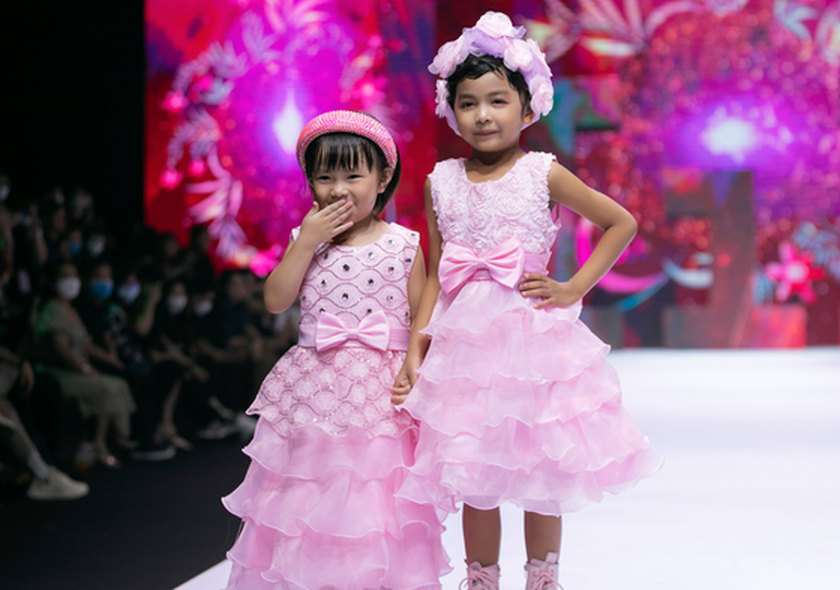 Children's fashion show broadcasts messages on protection of children ảnh 6