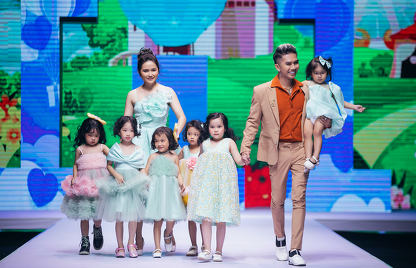 Children's fashion show broadcasts messages on protection of children ảnh 10