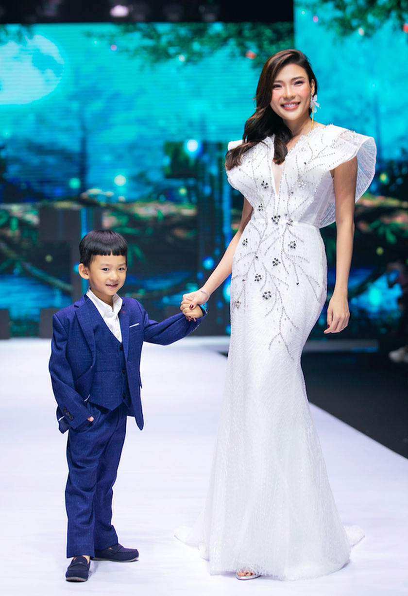 Children's fashion show broadcasts messages on protection of children ảnh 12