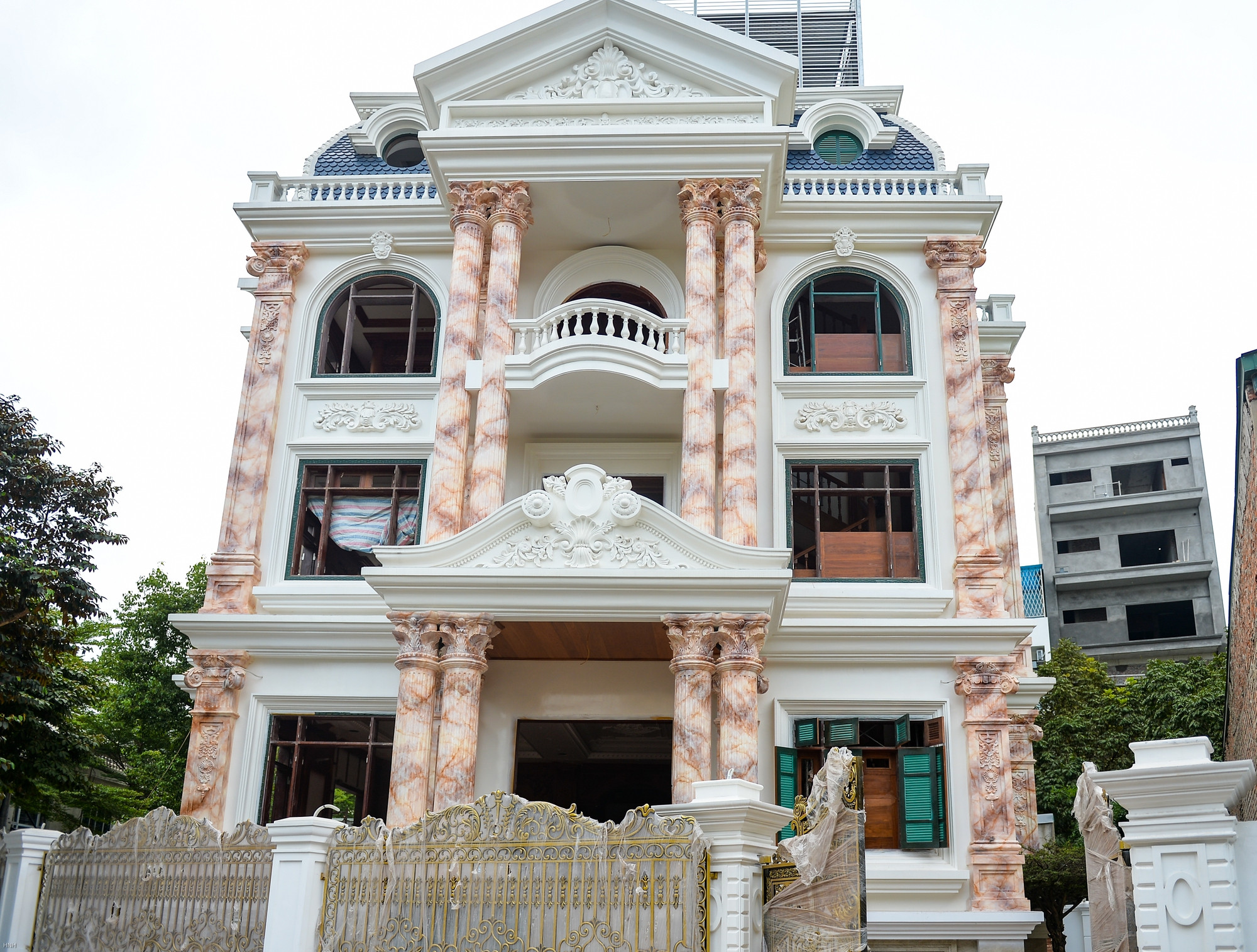 Choáng ngợp trước hàng loạt lâu đài lộng lẫy ở ngôi làng giàu có nhất miền Bắc - Ảnh 6.