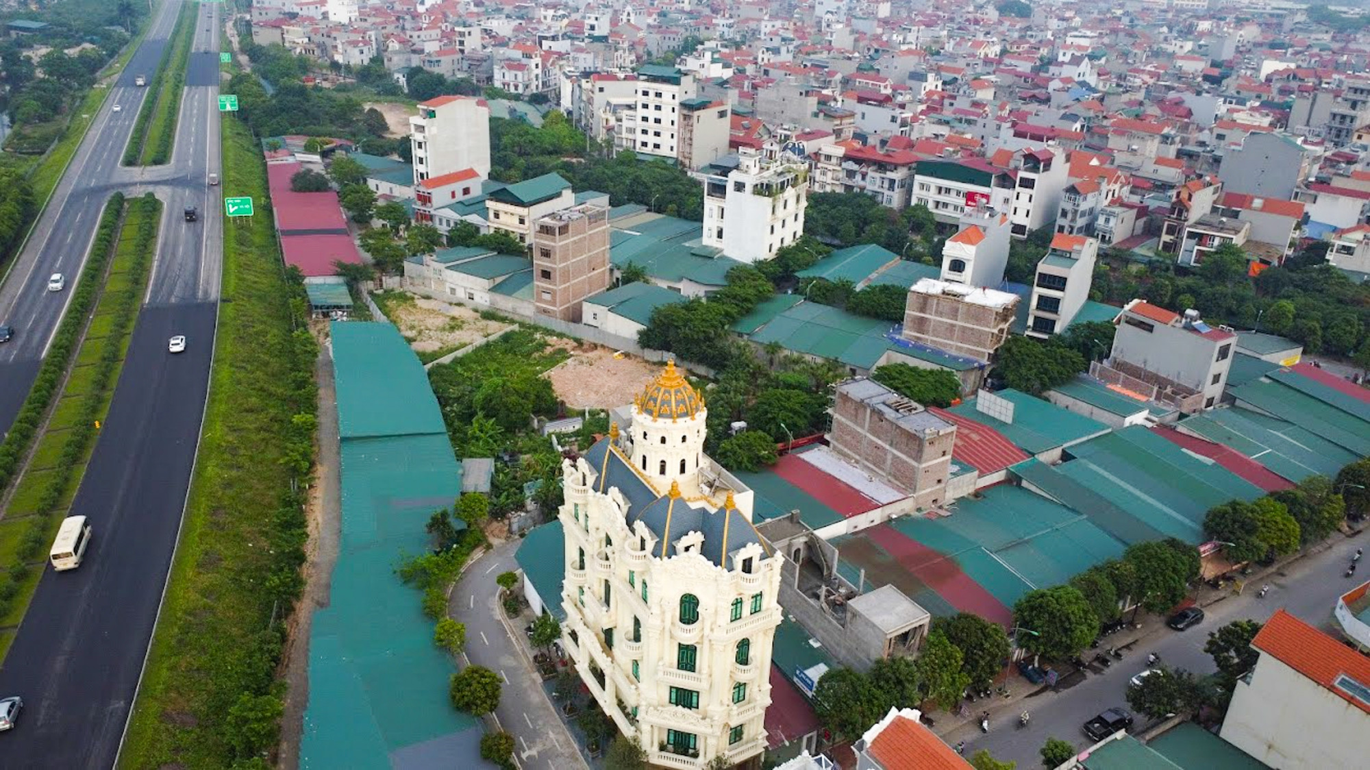 Choáng ngợp trước hàng loạt lâu đài lộng lẫy ở ngôi làng giàu có nhất miền Bắc - Ảnh 2.