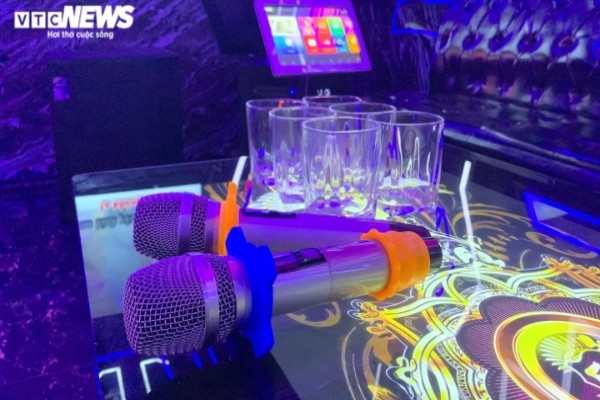 Chủ quán karaoke Hà Nội xoay tiền sửa chữa cấp tốc trước giờ được mở cửa