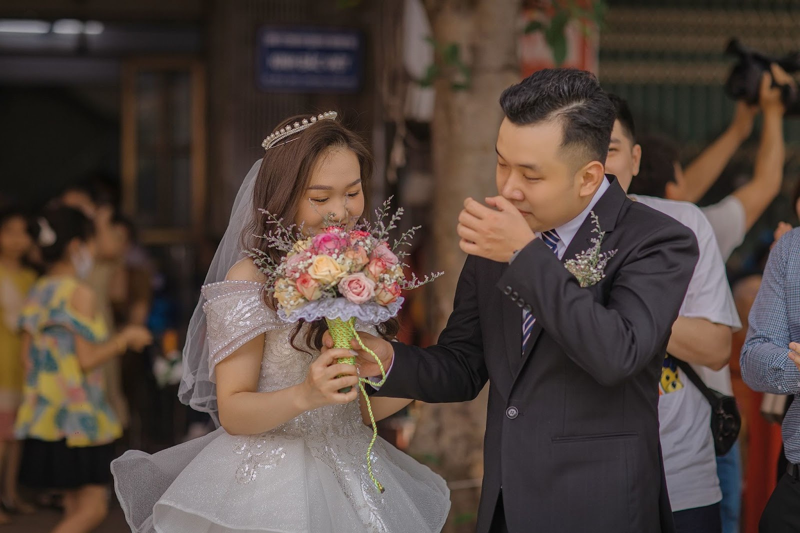 Chú rể bật khóc nức nở, nắm chặt tay bố vợ trong đám cưới ở Bắc Giang - 5