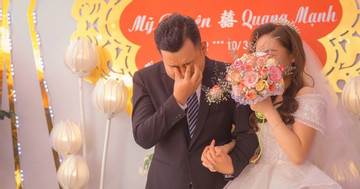 Chú rể bật khóc nức nở, nắm chặt tay bố vợ trong đám cưới ở Bắc Giang