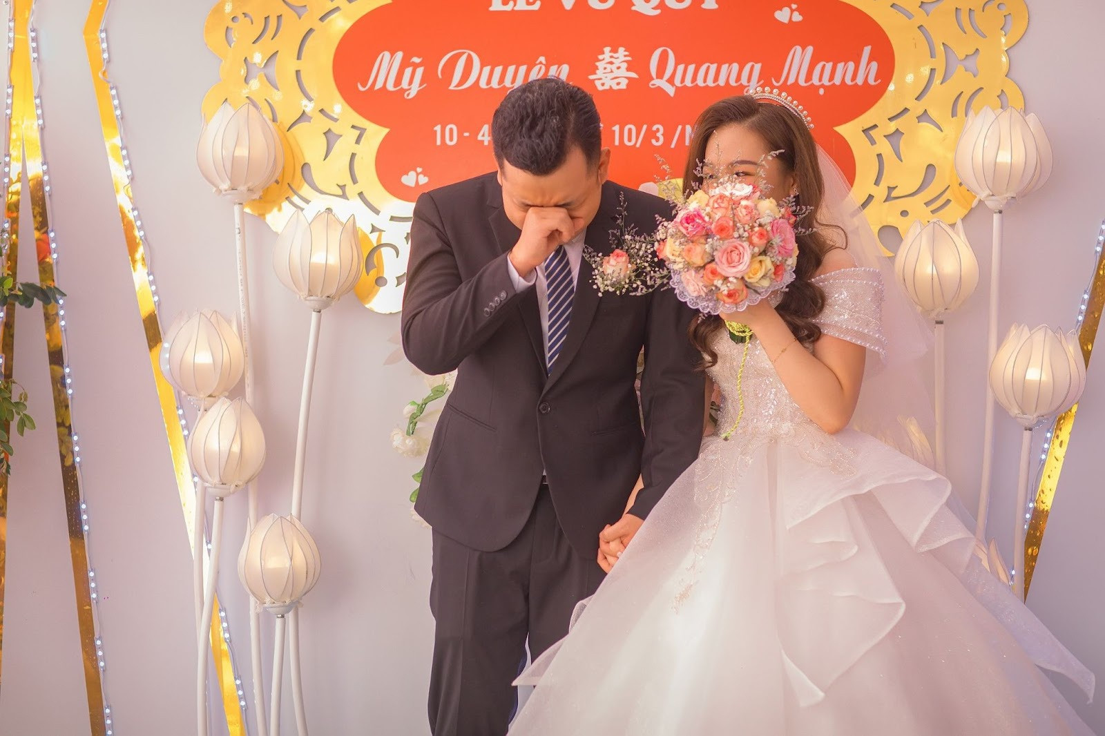Chú rể bật khóc nức nở, nắm chặt tay bố vợ trong đám cưới ở Bắc Giang - 2
