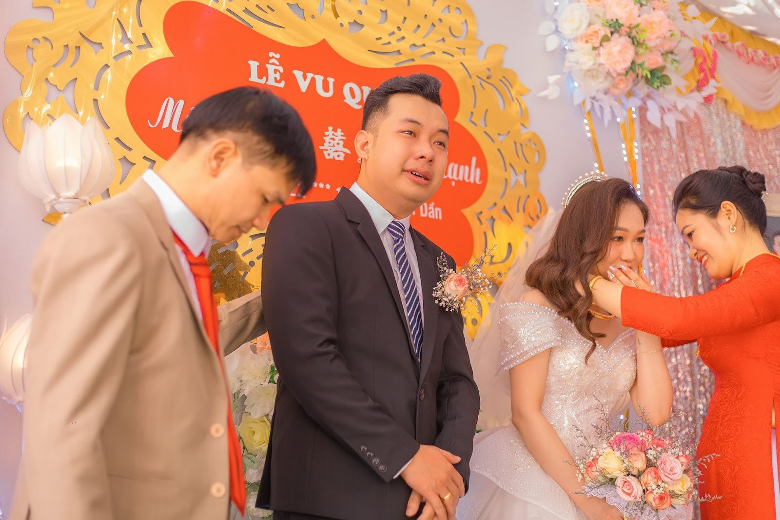 Chú rể bật khóc nức nở, nắm chặt tay bố vợ trong đám cưới ở Bắc Giang - 4