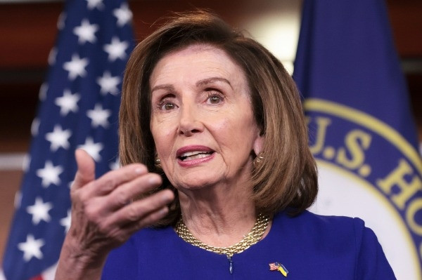 Chủ tịch Hạ viện Mỹ nhiễm Covid-19, Đức bỏ dự luật tiêm vắc xin bắt buộc