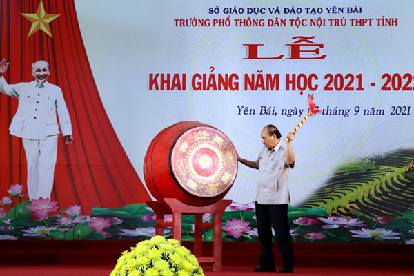 Chủ tịch Nước đánh trống khai giảng năm học mới tại Trường Phổ thông Dân tộc nội trú tỉnh Yên Bái
