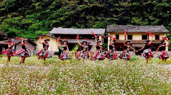 Chủ tịch nước: Không chỉ “sống trên đá, thoát nghèo trên đá” Hà Giang cần tiến tới “làm giàu trên đá”