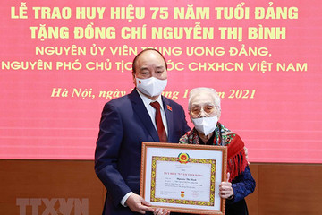 Chủ tịch nước trao Huy hiệu 75 năm tuổi Đảng cho nguyên Phó Chủ tịch nước Nguyễn Thị Bình