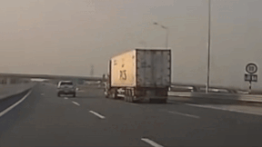 Chuyển làn bất thình lình trên cao tốc, ô tô con suýt bị container đâm