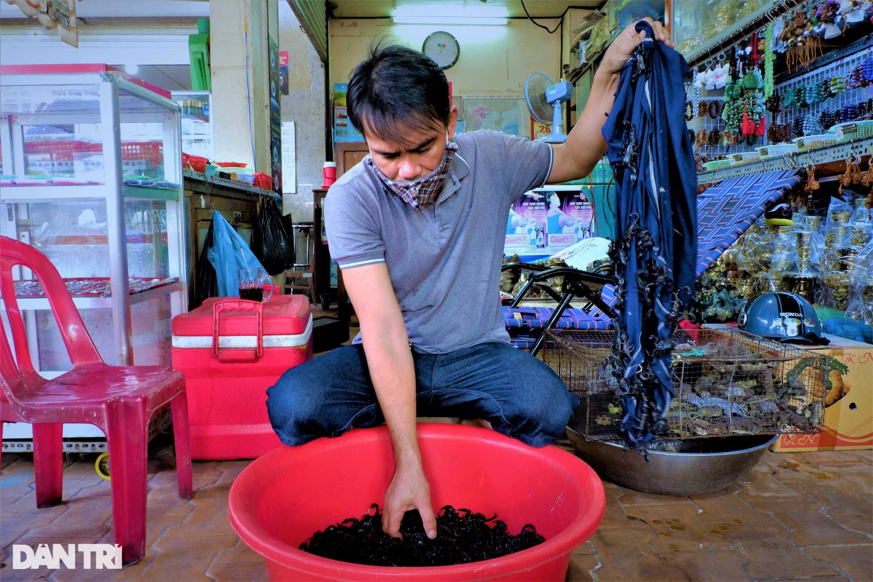 Chuyện những tiểu thương ở phiên chợ kỳ lạ, bán thứ ai nhìn cũng rùng mình - 1