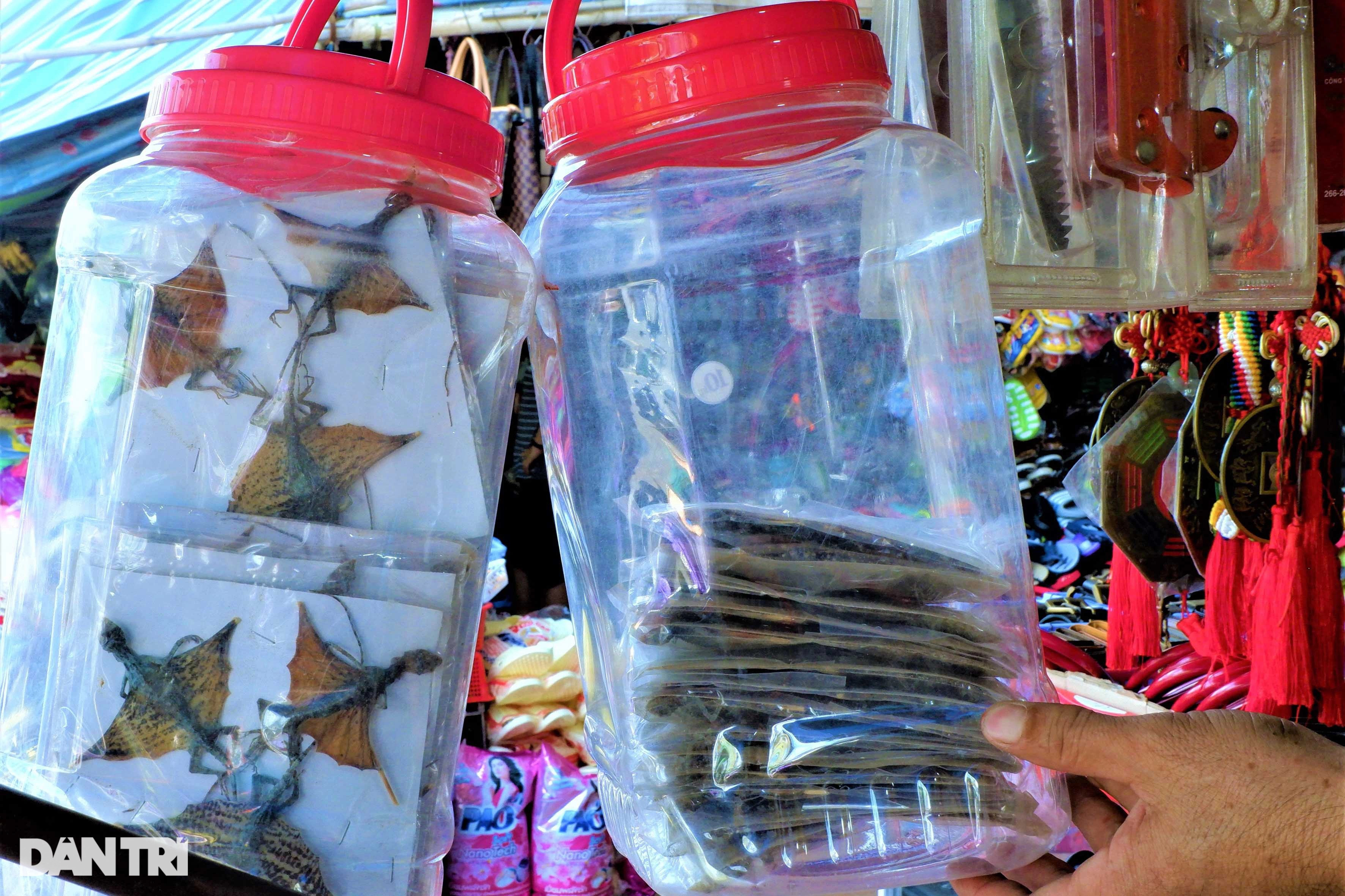 Chuyện những tiểu thương ở phiên chợ kỳ lạ, bán thứ ai nhìn cũng rùng mình - 7