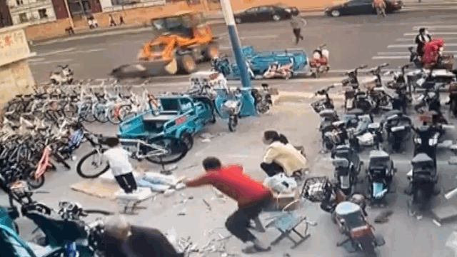 Clip cha phản ứng nhanh như điện cứu con thoát chết nóng nhất mạng xã hội