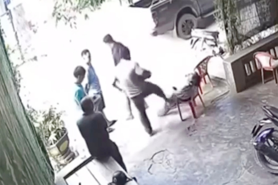 Clip nhóm người ở Nghệ An đá chủ nhà đổ gục xuống đất, bất tỉnh